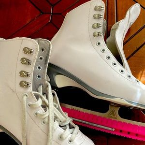 Like new. Jackson Ultima Finesse Women's/Girls Figure Ice Skates size 5